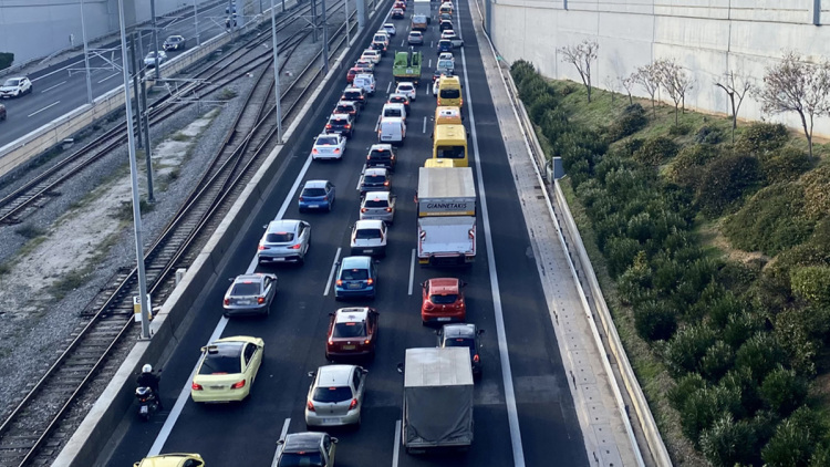 Τροχαίο στην Αττική Οδό μετά τον κόμβο Πεντέλης, κλειστές οι δεξιές λωρίδες προς αεροδρόμιο