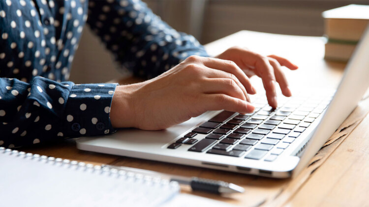 Εργασία στο γραφείο ή από το σπίτι με τα μισά; Η συζήτηση για τους μισθούς που διχάζει