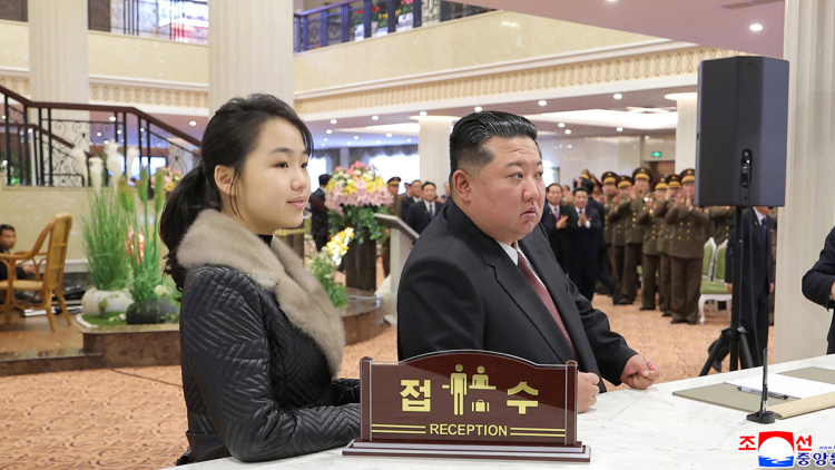 Ο Κιμ Γιονγκ Ουν περιοδεύει σε ξενοδοχεία μαζί με την κόρη του, μιλάει για «οικονομική πρόοδο»