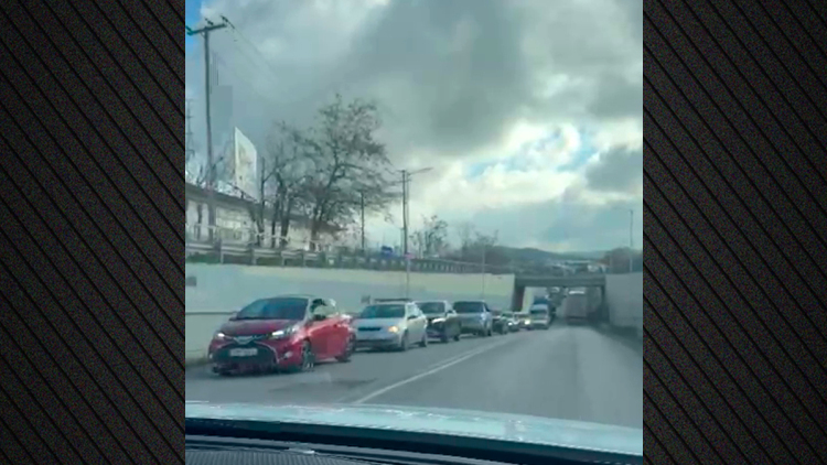 Ταλαιπωρία για τους εκδρομείς λόγω μπλόκων και εκτροπών κυκλοφορίας, μποτιλιάρισμα σε Θήβα και Αλίαρτο