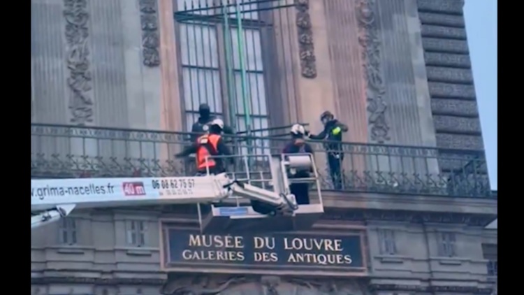 Το Μουσείο του Λούβρου θωρακίζεται μετά τη ληστεία των $102 εκατ.: Τοποθέτησαν μεταλλικά κάγκελα μπροστά στην αίθουσα του Απόλλωνα
