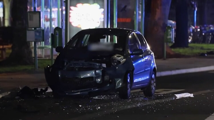 Αυτοκίνητο έπεσε σε στάση λεωφορείου στο Γκίσεν, τέσσερις τραυματίες, δείτε βίντεο