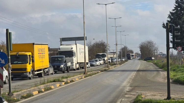 Λύση εδώ και τώρα ζητούν οι ξενοδόχοι για την ταλαιπωρία των ταξιδιωτών από τα αγροτικά μπλόκα 