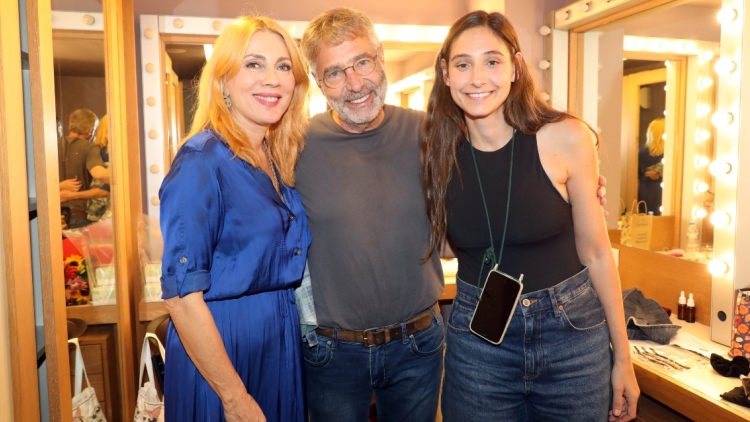 Σμαράγδα Καρύδη και Θοδωρής Αθερίδης: Αγκαλιασμένοι με την κόρη του ηθοποιού στην τελευταία τους δημόσια εμφάνιση πριν τον χωρισμό