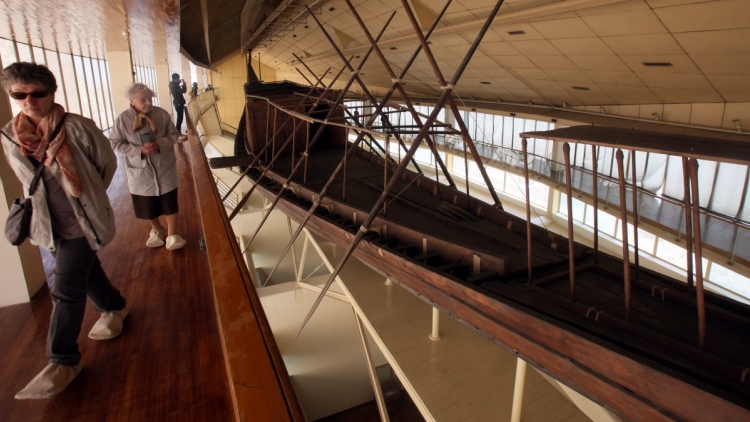 Η ηλιακή λέμβος του Χέοπα θα συντηρηθεί μπροστά στο κοινό του Μεγάλου Αιγυπτιακού Μουσείου