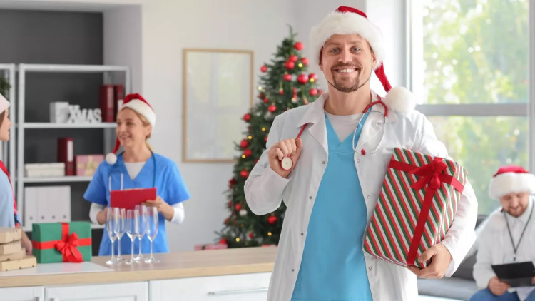 Τα μελομακάρονα δεν κάνουν πυρετό, η μπατονέτα δεν είναι για χάδι – Ο παθολόγος Γιώργος Παππάς δίνει tips υγείας γεμάτα χιούμορ
