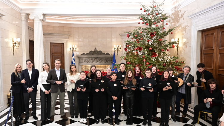 Τα χριστουγεννιάτικα κάλαντα στον Μητσοτάκη από το Μουσικό Σχολείο Αλίμου, ντυμένος «Άγιος Βασίλης» ο Πίνατ 