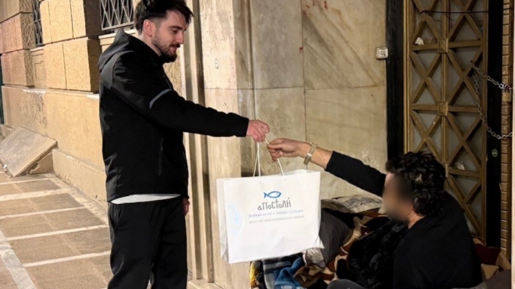 Φοιτητές με την «Αποστολή» της Ιεράς Αρχιεπισκοπής Αθηνών μοιράζουν δέματα αγάπης σε αστέγους