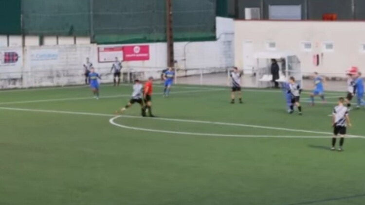 Βίντεο: Διαιτητής πρώτα εμποδίζει τον παίκτη να σκοράρει και μετά τον... αποβάλλει