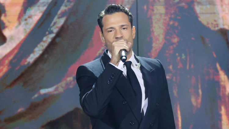 Ο Κωνσταντίνος Αργυρός μοιράστηκε την ιστορία πίσω από την ατάκα «μάνα ο γιος σου χορεύει ζεϊμπέκικο στο Royal Albert Hall»
