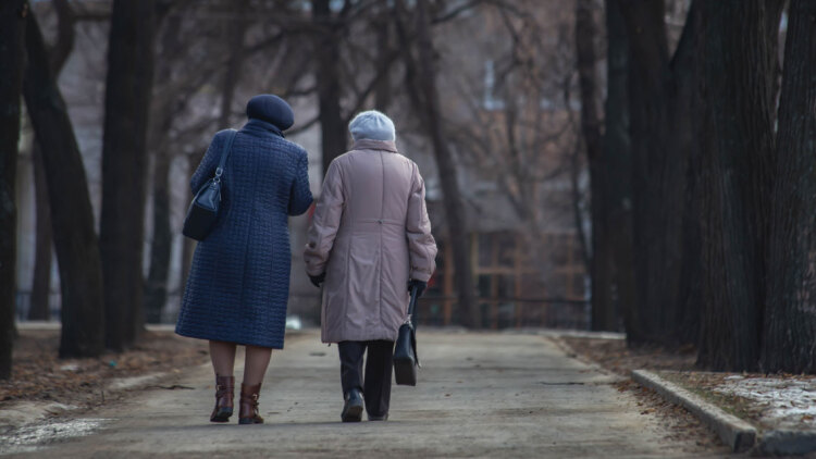 87χρονη εργάζεται σε δύο δουλειές για 10 ευρώ την ώρα: «Δεν μπορώ ακόμη να συνταξιοδοτηθώ»
