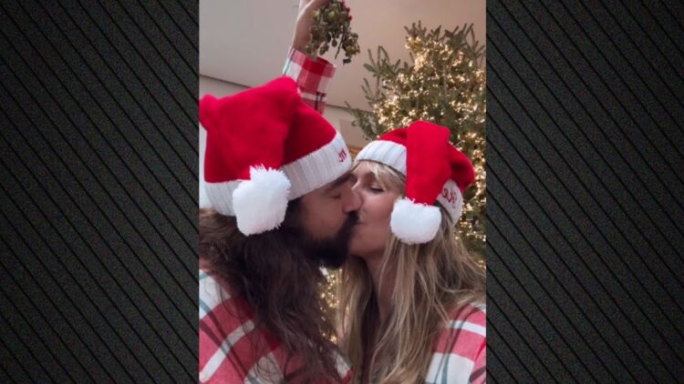 Χάιντι Κλουμ: Τα φιλιά της με τον Τομ Κάουλιτζ μπροστά στο χριστουγεννιάτικο δέντρο
