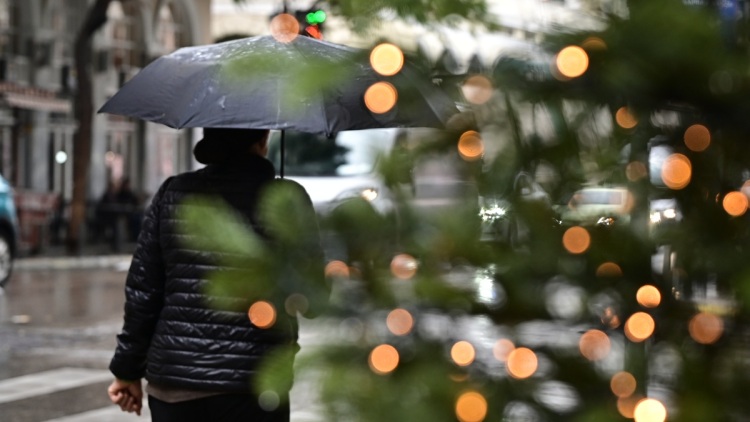 Καιρός: Βροχές τα Χριστούγεννα και πτώση θερμοκρασίας τις επόμενες ημέρες, σταδιακή βελτίωση μέχρι την Πρωτοχρονιά