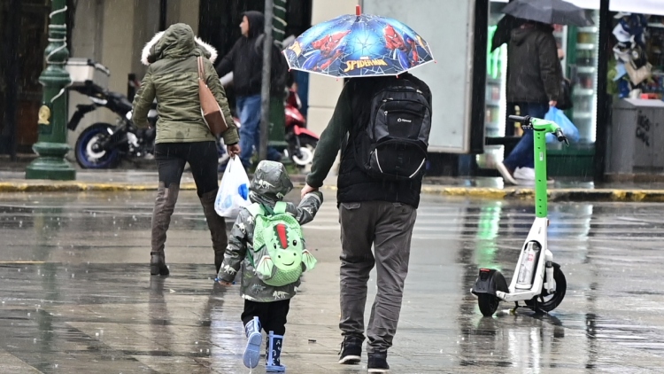 Meteo: Μεγάλα ύψη βροχής στα δυτικά και την Αττική, δεκάδες επιχειρήσεις στο κέντρο επιχειρήσεων 