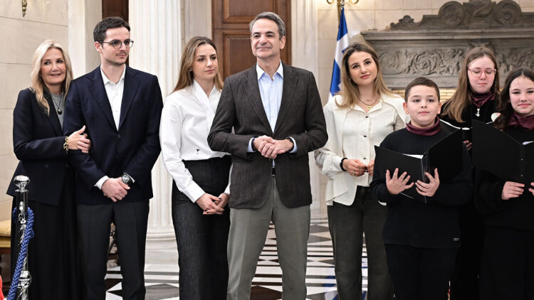 Τα χριστουγεννιάτικα κάλαντα στον Μητσοτάκη από μαθητές, ντυμένος «Άγιος Βασίλης» ο Πίνατ 