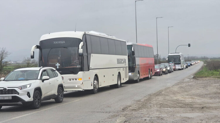 Χριστούγεννα με μπλόκα: Σε συνεννόηση με την Τροχαία οι αγρότες, πού παραμένουν τα προβλήματα
