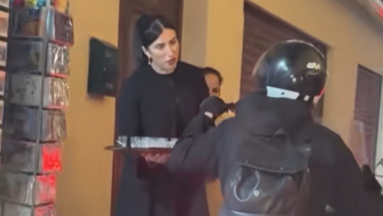 Συνέβη στην Κρήτη: Κατάστημα στο Ρέθυμνο κερνάει... ρακές οδηγούς κολημμένους στην κίνηση