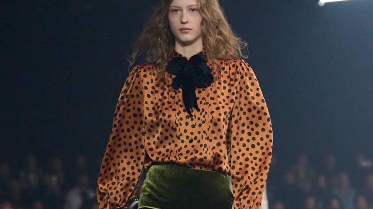 Βελούδο: Πέντε τρόποι να το φορέσετε στις γιορτινές εξόδους
