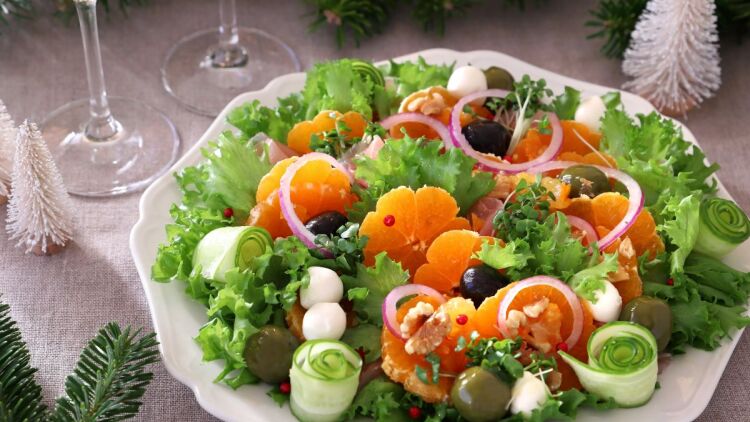 Ποια χριστουγεννιάτικη σαλάτα να φτιάξουμε για το γιορτινό τραπέζι