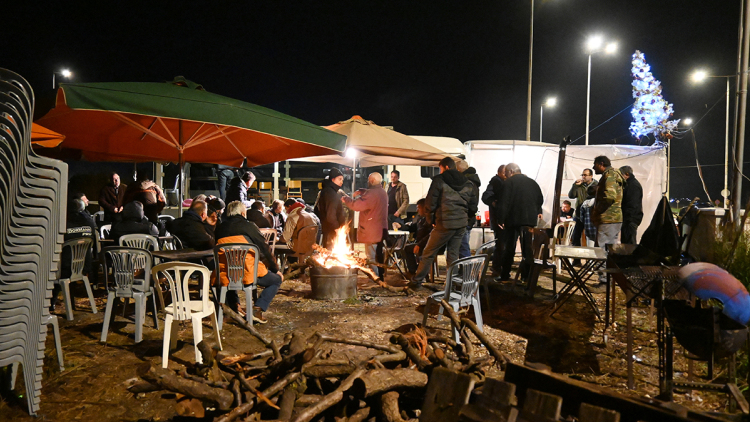 Εορταστικό τραπέζι στα μπλόκα έστησαν οι αγρότες, ανοιχτοί θα παραμείνουν οι δρόμοι μέχρι την Παρασκευή 