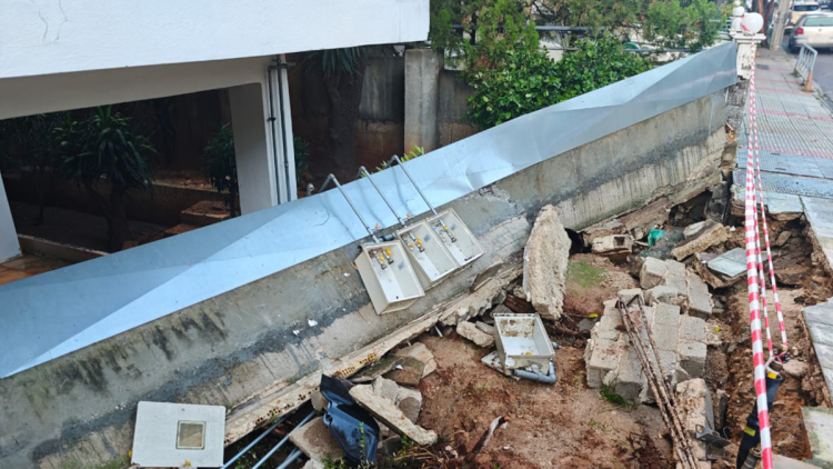 Άλιμος: Κατέρρευσε μάντρα πολυκατοικίας από την έντονη κακοκαιρία, παρασύρθηκαν και αυτοκίνητα