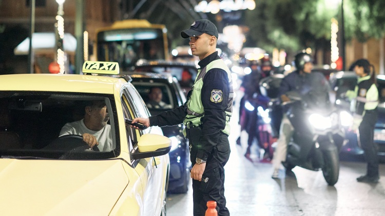 Μόλις 8 θετικά αλκοτέστ σε 2.000 ελέγχους στην Αιόλου το βράδυ της παραμονής των Χριστουγέννων