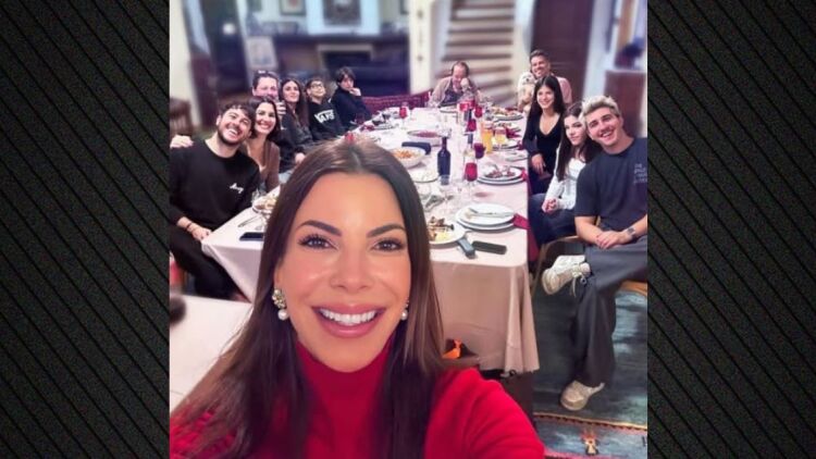 Φωτογραφία: Ο παππούς Πάριος με τους 4 γιους, 4 εγγόνια, 3 νύφες και 2 σκυλιά 
