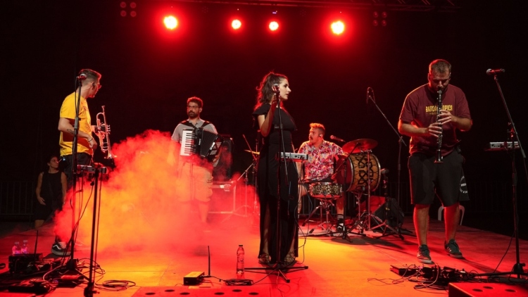 Φλώρινα: Ο δήμαρχος διέκοψε μπάντα που έπαιζε σε τοπικό μαγαζί επειδή τραγουδούσαν στα σλάβικα