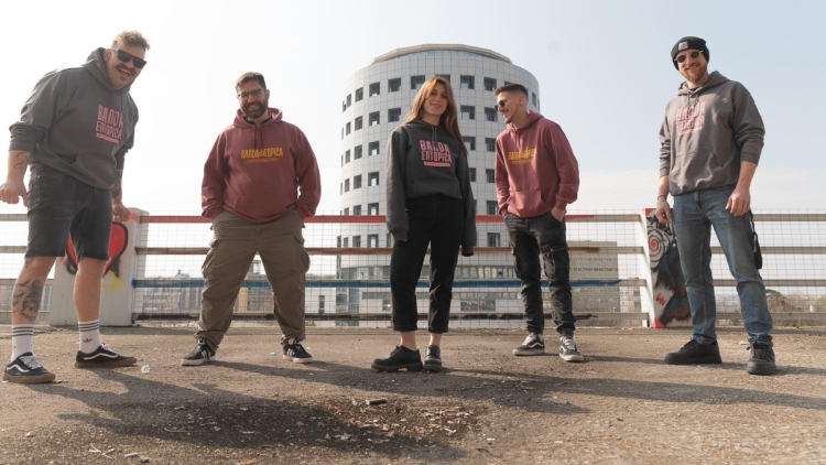 «Είμαστε Έλληνες, όχι Σλάβοι»: Η αντιδήμαρχος Πολιτισμού Φλώρινας υπερασπίζεται τη διακοπή της συναυλίας των Banda Entopica