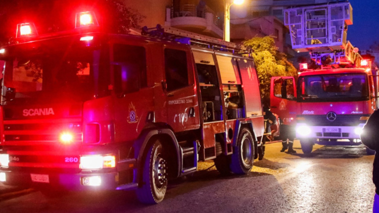 46χρονος που υπηρετεί στο Πολεμικό Ναυτικό έβαλε φωτιά σε σπίτι και αυτοκίνητα δύο πρώην συντρόφων του στη Γλυφάδα