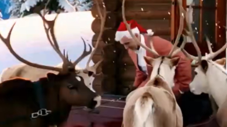 O Άρης Σπηλιωτόπουλος σε ρόλο «Άγιου Βασίλη» μέσω του AI - Δείτε βίντεο