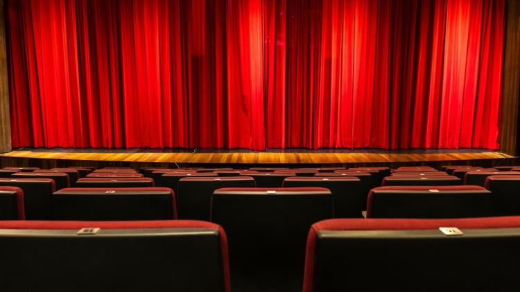 Ένωση Θεατρικών Παραγωγών: Δεν κλείνουν όλα τα θέατρα αύριο λόγω της απεργίας του ΣΕΗ – Κανονικά το 70% των παραστάσεων