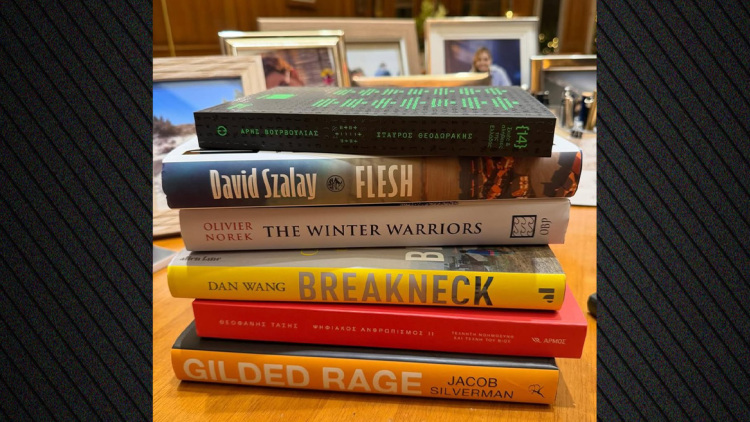 «Από που να ξεκινήσω;»: H διαδικτυακή έρευνα του Κυριάκου Μητσοτάκη για τα βιβλία που θα διαβάσει στις γιορτές 