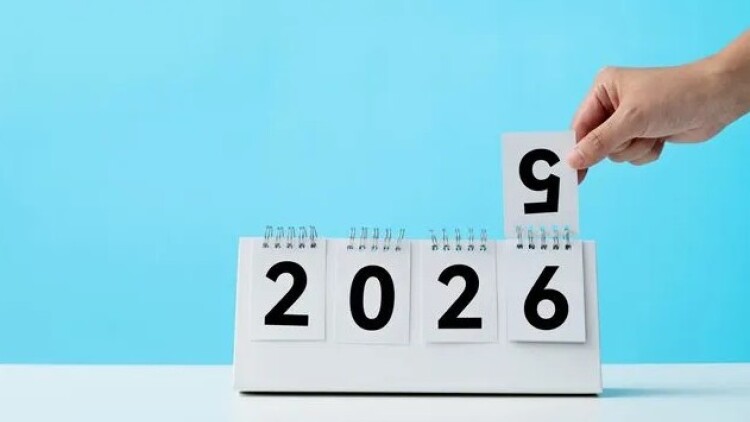 Όλες οι αργίες του 2026: Τα τριήμερα της νέας χρονιάς και οι αργίες που «χάνονται» επειδή πέφτουν Σάββατο
