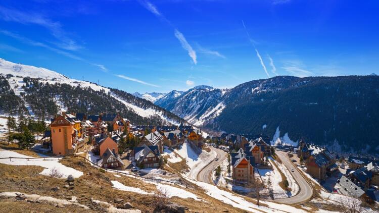 Baqueira Beret: Το ισπανικό χειμερινό θέρετρο που αγαπούν οι ψαγμένοι σκιέρ
