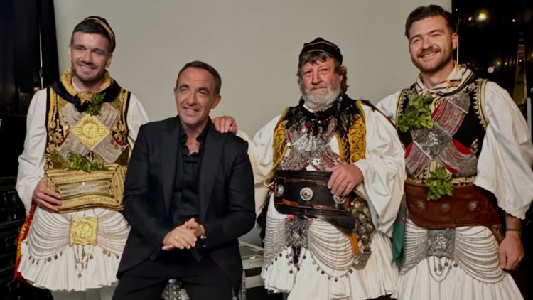 Όταν η γαλλική τηλεόραση έδειξε τσάμικο και φουστανέλες: Η έκπληξη του Σαλέα στον Αλιάγα και το τραγούδι της Λάρα Φαμπιάν στα ελληνικά, δείτε βίντεο