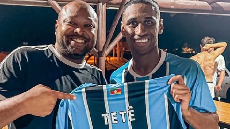 Ο Τετέ φωτογραφήθηκε με τον μάνατζερ του, που κρατούσε φανέλα της Γκρέμιο με το όνομά του