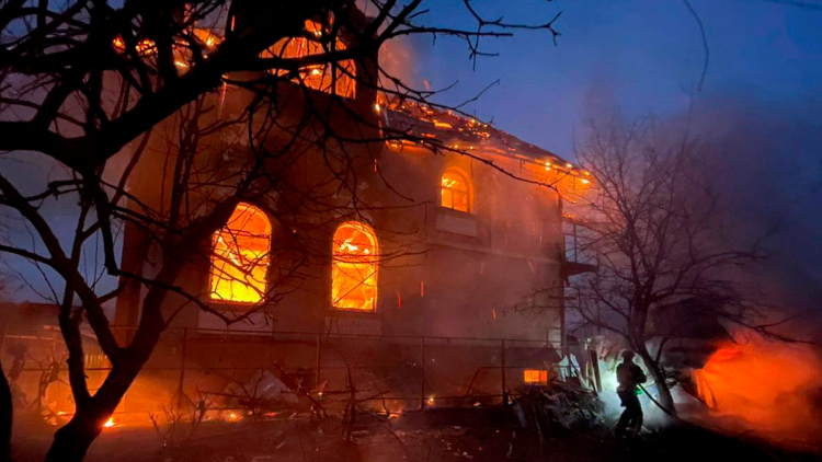 Πετάει για τη Φλόριντα ο Ζελένσκι: Επαφές με Ευρωπαίους συμμάχους λίγο μετά το ρωσικό σφυροκόπημα στο Κίεβο 
