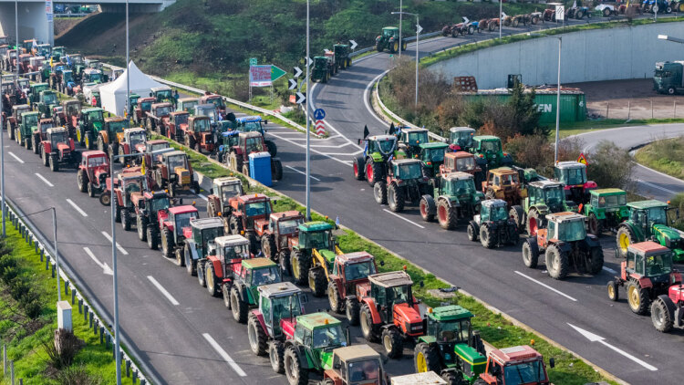 Πώς προέκυψε το πρώτο ρήγμα στα μπλόκα: Η σύσκεψη της Επανομής που ζητά διάλογο με την κυβέρνηση και οι αγρότες της Νίκαιας που αντιδρούν
