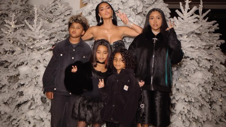 Η Κιμ Καρντάσιαν ποζάρει στον φακό με τα τέσσερα παιδιά της, καμία αναφορά στον Κάνιε Γουέστ