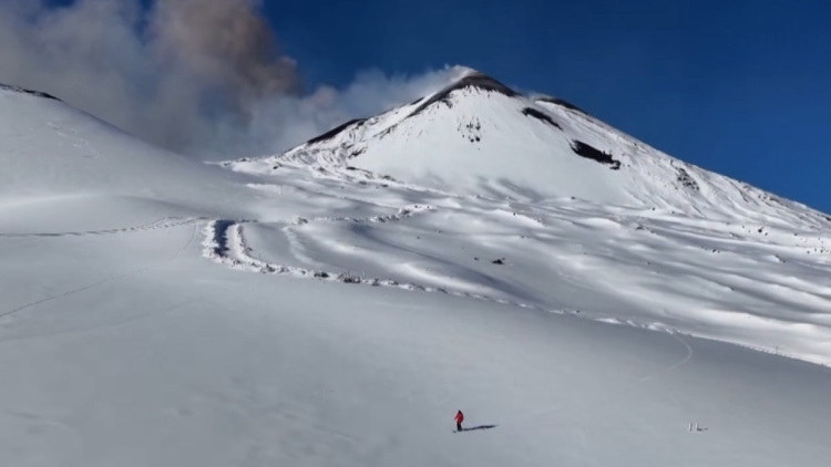 Η χιονισμένη Αίτνα «βρυχάται» την ίδια ώρα που σκιέρ κατεβαίνουν τις πλαγιές της, δείτε βίντεο