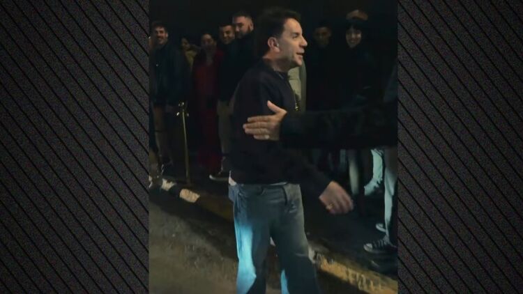 O Γιώργος Μαζωνάκης βγήκε έξω από το νυχτερινό κέντρο όπου τραγουδάει για να χαιρετήσει τους θαυμαστές του, δείτε βίντεο