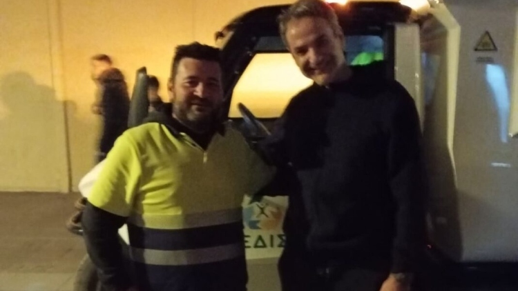 Στα Χανιά ο Κυριάκος Μητσοτάκης: Η φωτογραφία με εργαζόμενο στην καθαριότητα
