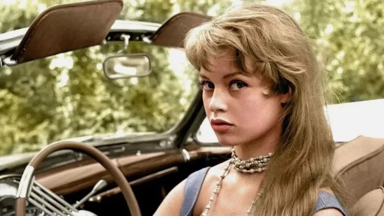 Η Μπριζίτ Μπαρντό και η λατρεία της για τα αυτοκίνητα
