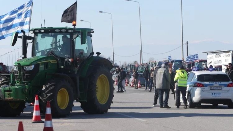 Οι αγρότες Αιτωλοακαρνανίας έκλεισαν την Ιόνια Οδό στο ύψος του Αγγελοκάστρου