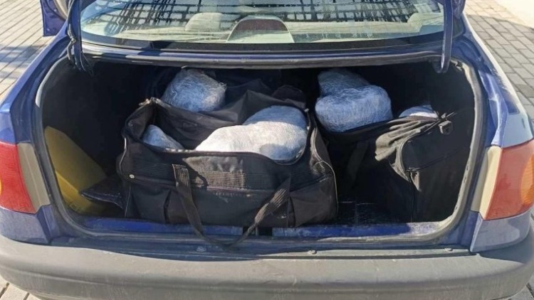 Εντοπίστηκαν 28 κιλά κάνναβης σε πορτ μπαγκάζ αυτοκινήτου στην Καστοριά, τρεις συλλήψεις