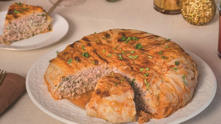 Πίτα-λαχανοντολμάς με χοιρινό κιμά και σάλτσα πάπρικας
