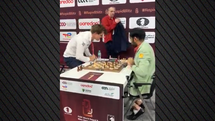Ο Μάγκνους Κάρλσεν χτύπησε ξανά το τραπέζι μετά από ήττα του στο Παγκόσμιο Πρωτάθλημα Σκακιού, δείτε βίντεο