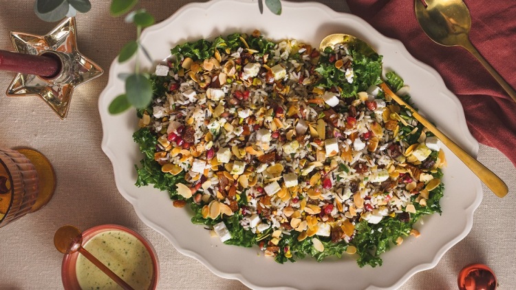 Σαλάτα με άγριο ρύζι, κέιλ, αποξηραμένα φρούτα, ξηρούς καρπούς και φέτα