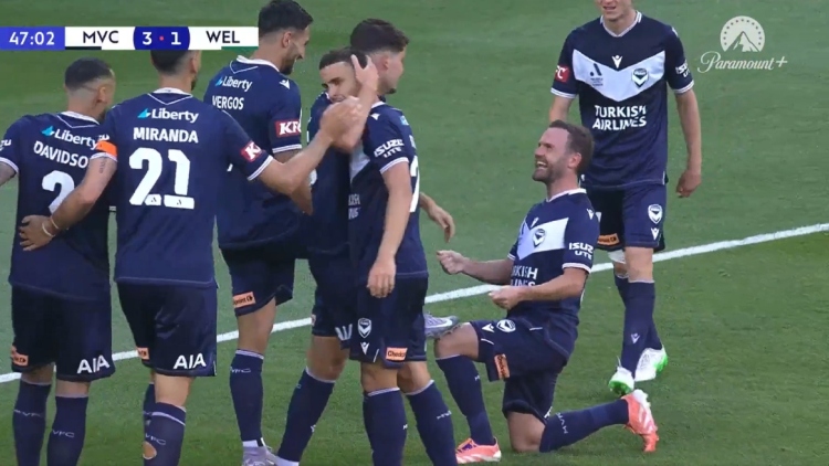 Νίκος Βέργος: Έκανε χατ τρικ στη Μελβούρνη και ο Χουάν Μάτα υποκλίθηκε να του... καθαρίσει το παπούτσι, δείτε βίντεο